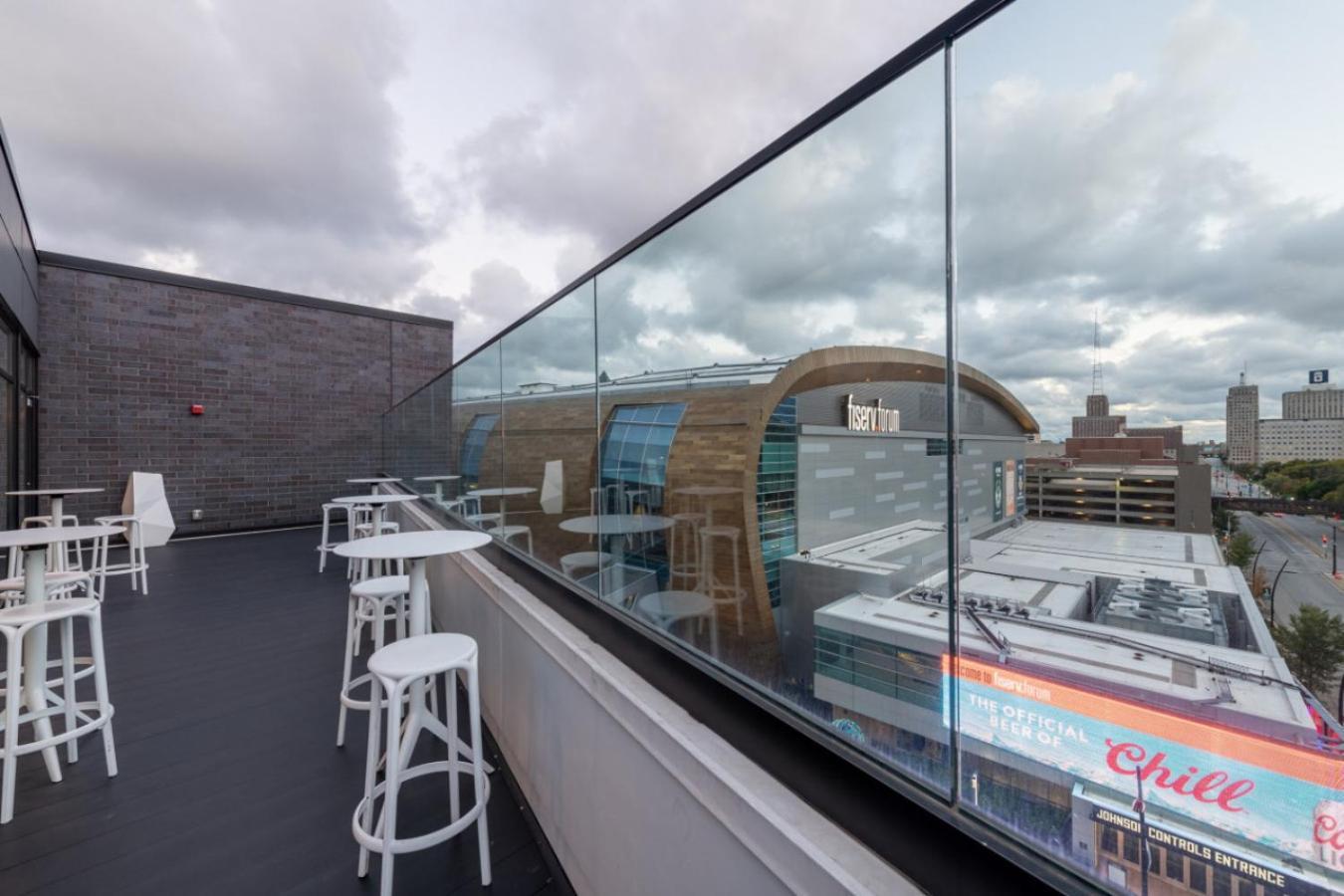 Modern Studio Apt With Skywalk To Fiserv, Rooftop, And Parking Milwaukee Exterior photo