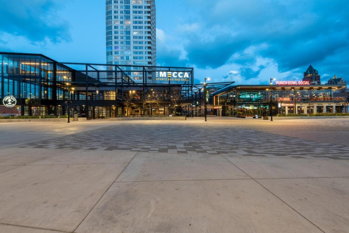 Modern Studio Apt With Skywalk To Fiserv, Rooftop, And Parking Milwaukee Exterior photo