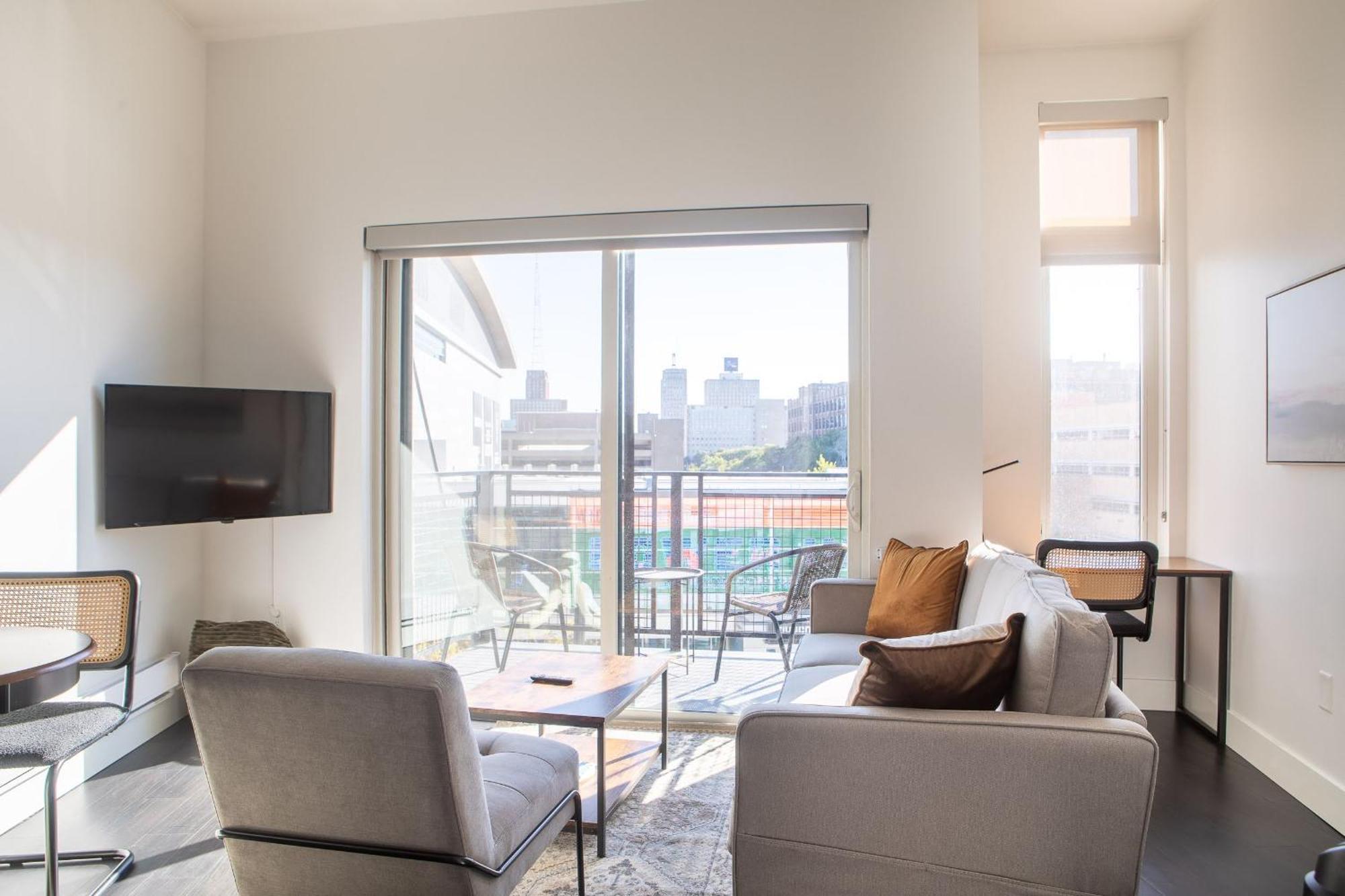 Modern Studio Apt With Skywalk To Fiserv, Rooftop, And Parking Milwaukee Exterior photo